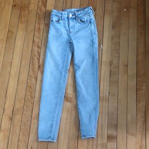 anerican eagle, lifht washed skinny jeans